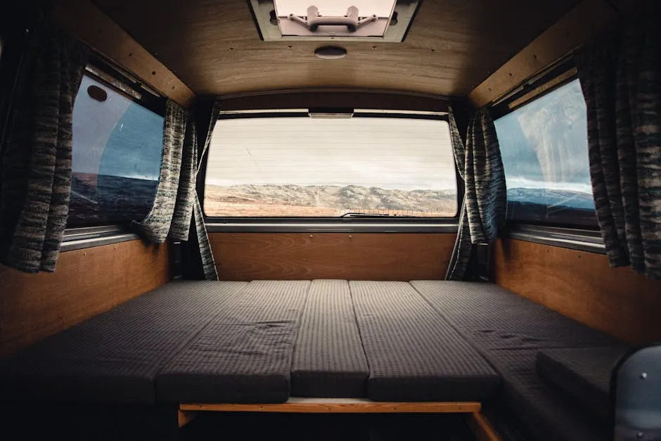 Wohnmobil in der Natur mit Solaranlage auf dem Dach