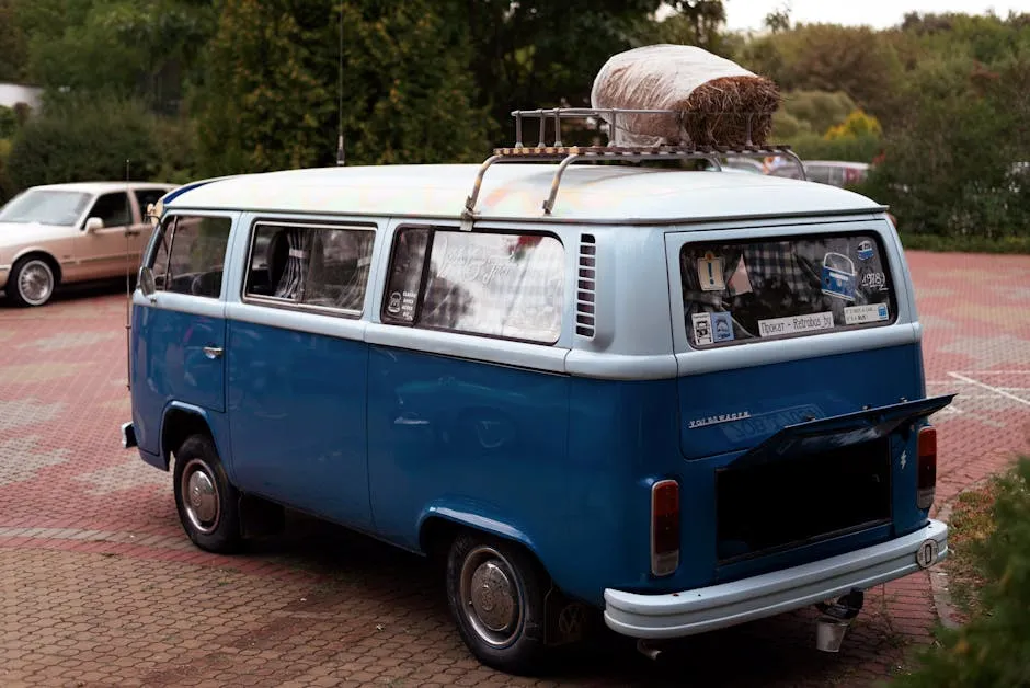 Campervan mit Solarmodul auf dem Dach am Stellplatz