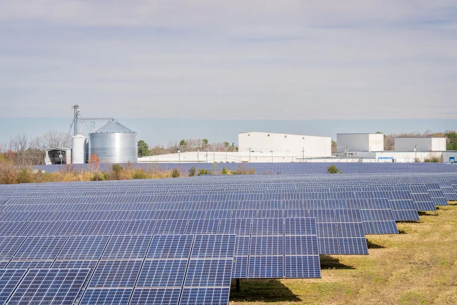 Solaranlage unter blauem Himmel zur Stromerzeugung