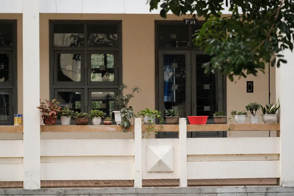 Balkon mit Geländer an einer Stadtwohnung