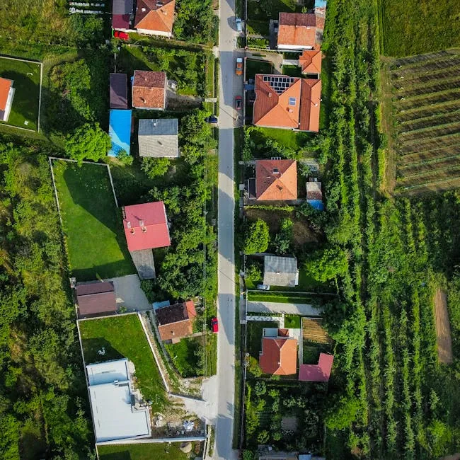 Solaranlage auf Hausdach mit Nachbargebäude