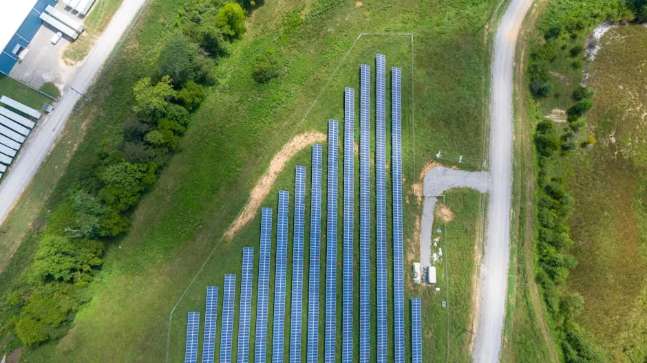Luftaufnahme Des Sonnenkollektorarrays Auf Grünem Gras