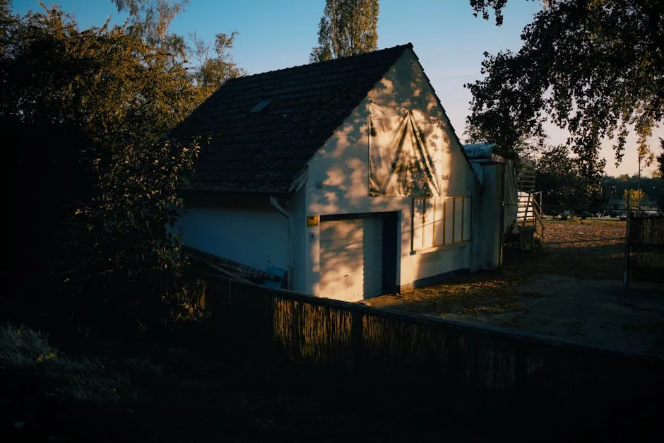 Wärmepumpen-Außengerät neben einem Wohnhaus