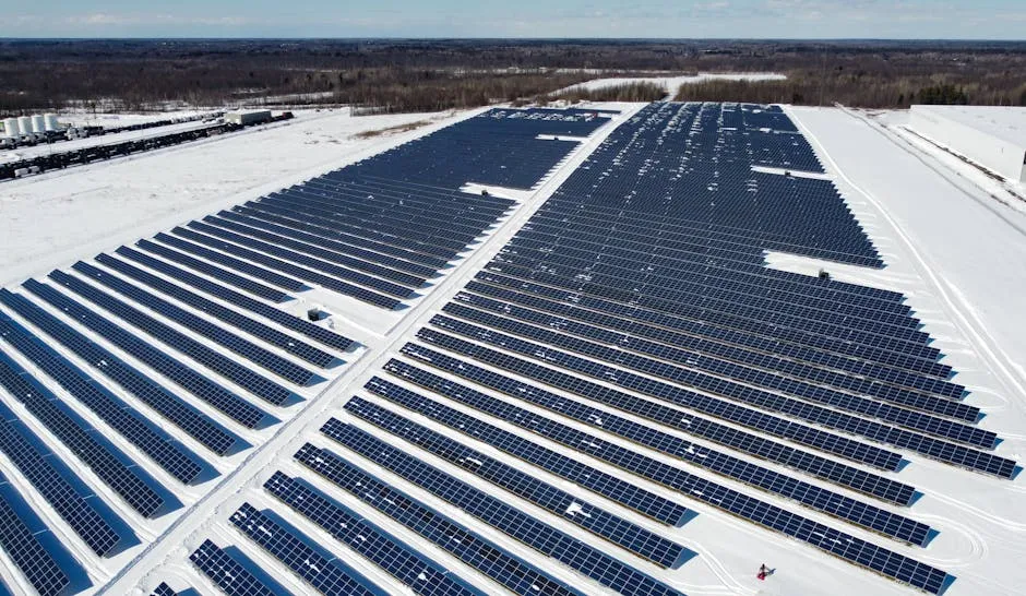 Solarmodul im Winter mit Schnee