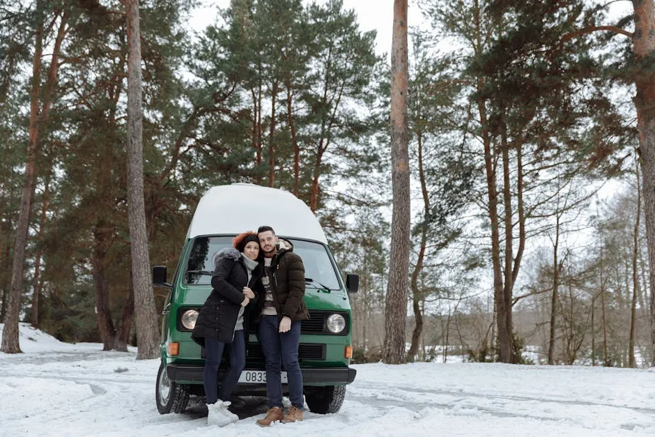 Wohnmobil im Winter in verschneiter Landschaft