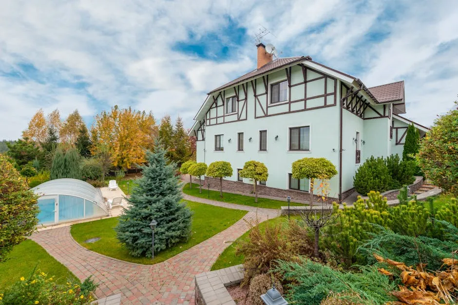 Modernes Einfamilienhaus mit Wärmepumpen-Außeneinheit