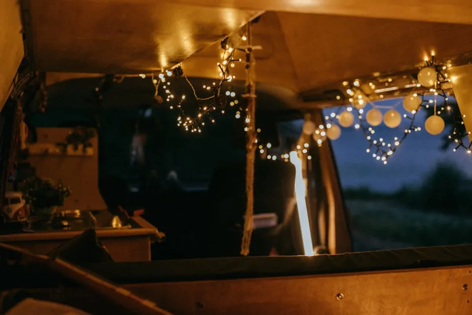 Camper am Stellplatz in der Abenddämmerung