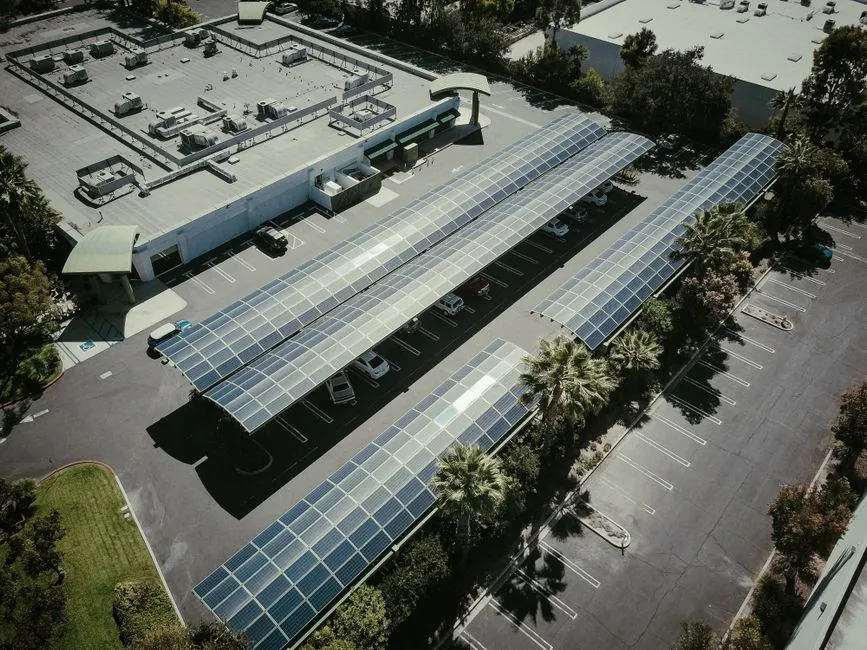 Solarcarport mit Photovoltaik-Modulen als Dach aus der Vogelperspektive